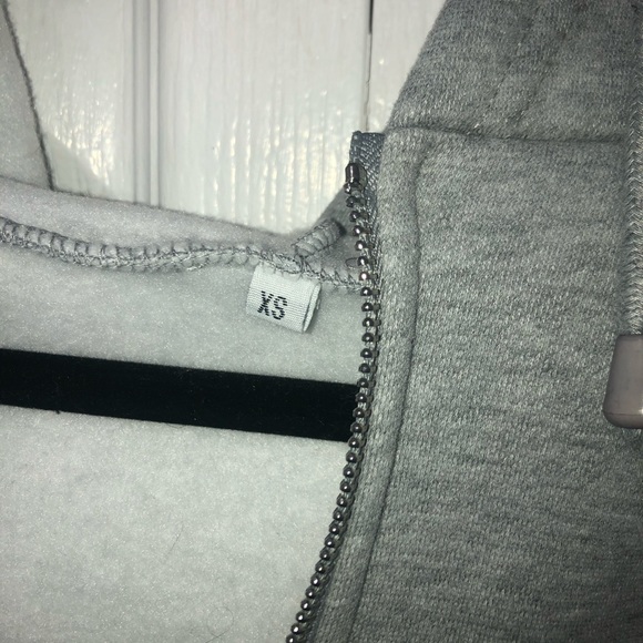 SUPER CUTE CROPPED GREY FLEECE ZIP UP - Picture 5 of 8